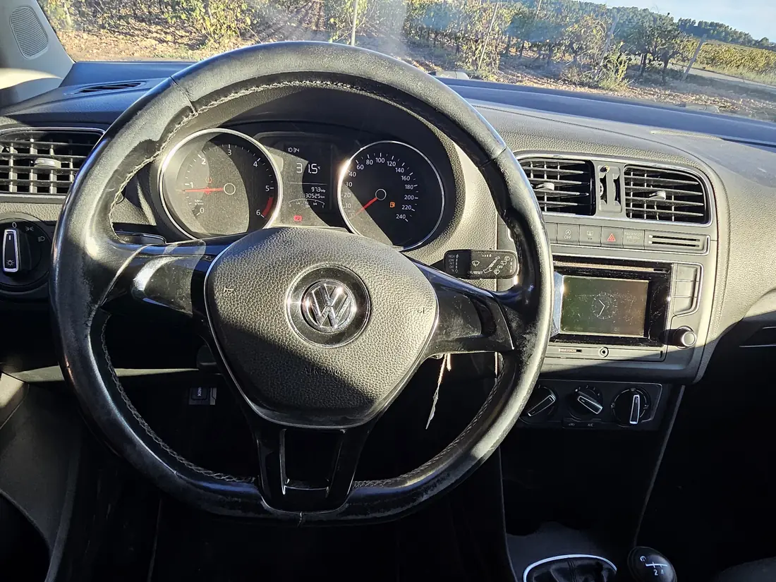 Antes: el volante de este Volkswagen Polo con la piel agrietada y levantada en la zona baja, con marcas de desgaste alrededor del logo de VW.