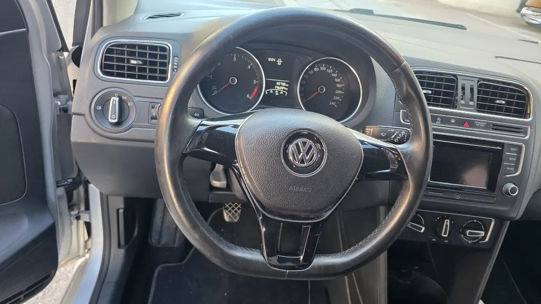 Después: el mismo volante con la piel uniforme y sin grietas, tras la restauración completa en nuestro taller.