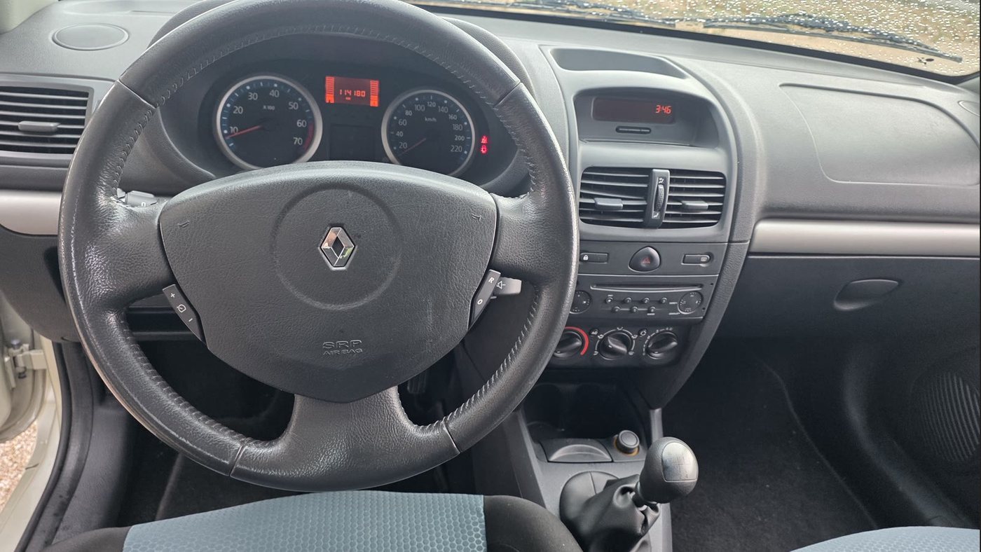 Tableau de bord de la Renault Clio Campus avec le compteur à 114 180 km