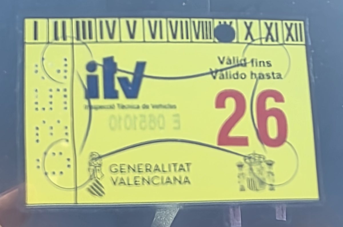Vignette jaune du contrôle technique (ITV) de la Generalitat Valenciana sur la vitre de la Renault Clio Campus, valable jusqu'en septembre 2026