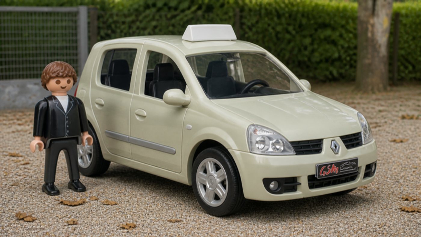 Renault Clio Campus argentée de 2008 en version Playmobil, avec le cache-plaque GSM et une figurine GSM à côté