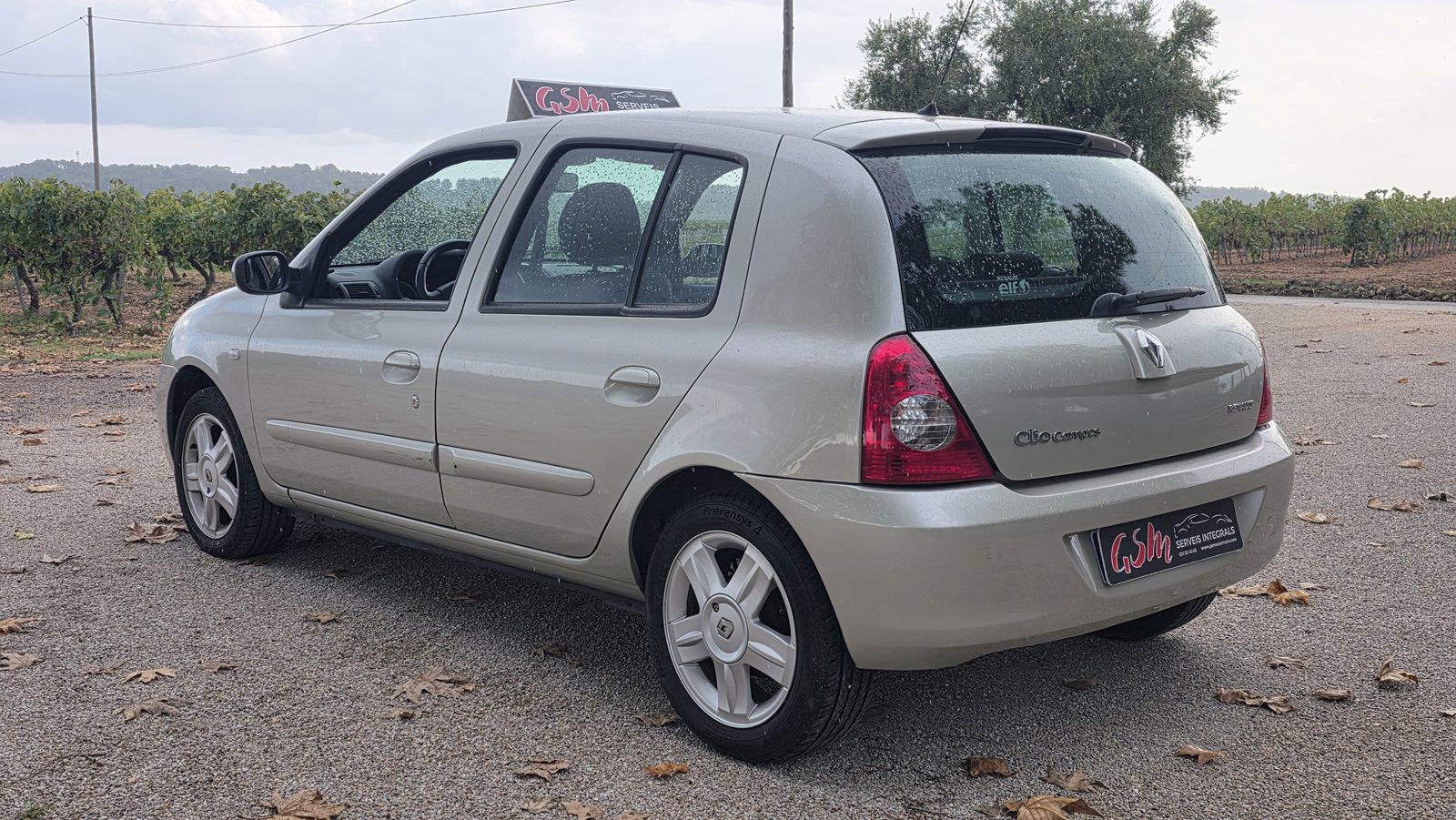 Renault Clio Campus vue de l'arrière côté gauche après la réparation, avec l'angle arrière remis en état et le cache-plaque GSM