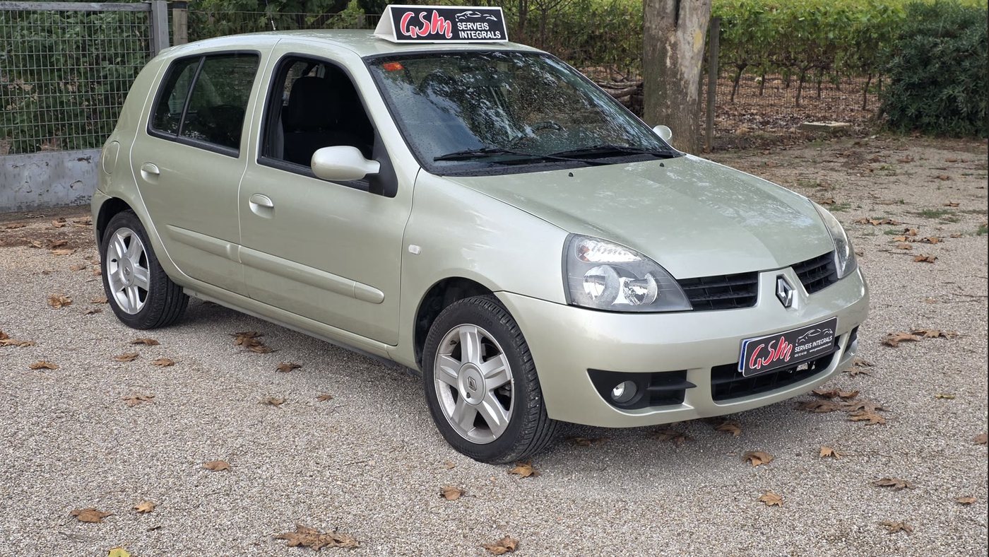 Renault Clio Campus argentée de 2008 vue de trois quarts, avec le cache-plaque GSM, devant les vignes de Vilobí del Penedès