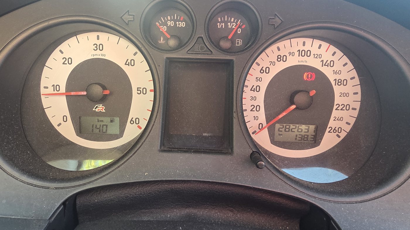 Instrument cluster of the SEAT Ibiza FR with the odometer above 282,000 km