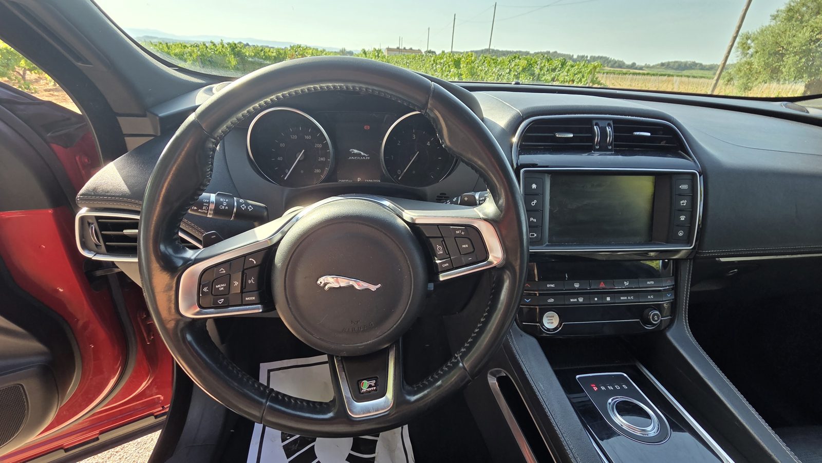 Jaguar F-Pace 3.0D V6 AWD Automático 2018 de ocasión en GSM Serveis Integrals Automoció, Vilobí del Penedès (12)