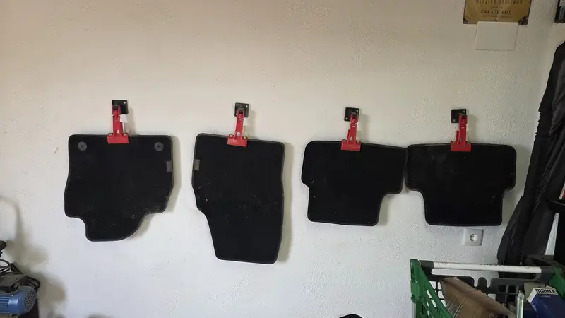 Quatre tapis lavés et suspendus au mur pour sécher