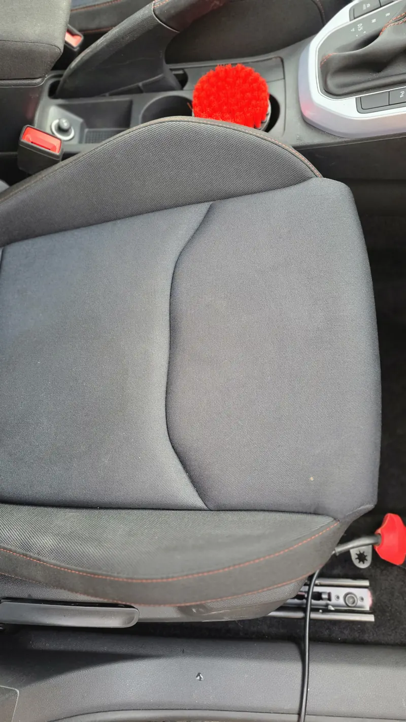Siège avant en tissu d'une SEAT Arona pendant le nettoyage de la sellerie
