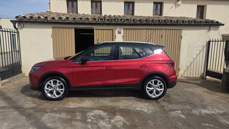 SEAT Arona rouge, vue de côté, propre après un nettoyage intégral dans notre atelier