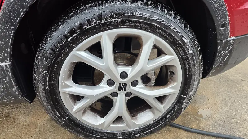 Jante d'une SEAT Arona avec de la mousse pendant le lavage à la main