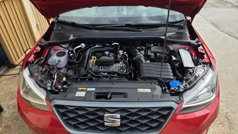 Compartiment moteur d'une SEAT Arona, capot ouvert