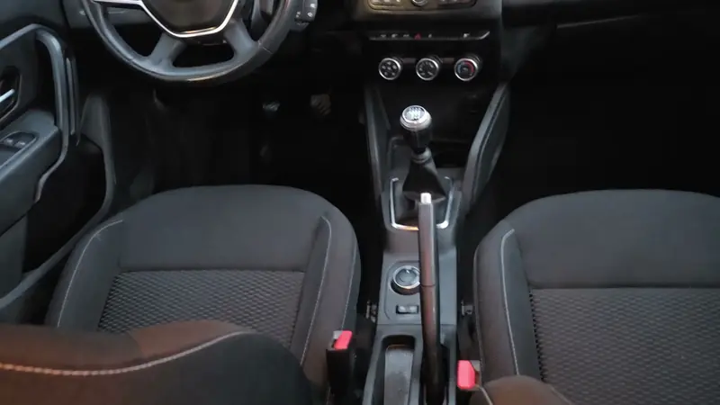 Interior del mismo Dacia con los asientos limpios, después de la limpieza